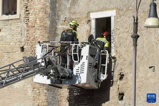 11月3日,在意大利罗马,消防员在查看事故现场。新华社发(阿尔贝托·林格利亚摄)