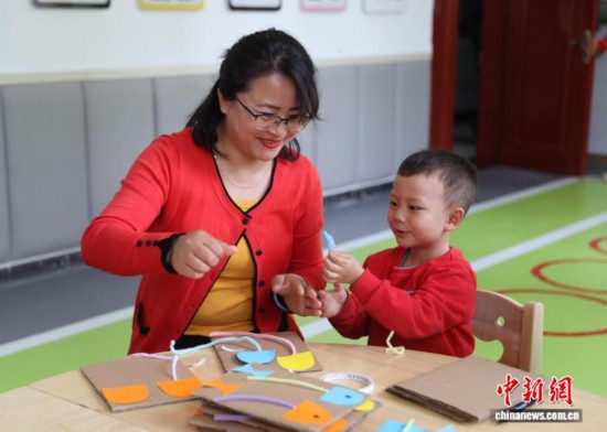 11月5日，小朋友在银川市金凤区湖畔嘉苑西区社区党群服务中心的“宝宝屋”里快乐玩耍。近年来，银川市积极构建高质量托育服务体系，着力打造“15分钟托育服务圈”，将“宝宝屋”广泛嵌入社区之中，让居民不出远门，就能享受到便捷、安心的托育服务。中新社记者 于晶 摄
