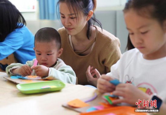 11月5日，小朋友在银川市金凤区湖畔嘉苑西区社区党群服务中心的“宝宝屋”里快乐玩耍。中新社记者 于晶 摄