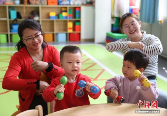 11月5日，小朋友在银川市金凤区湖畔嘉苑西区社区党群服务中心的“宝宝屋”里快乐玩耍。中新社记者 于晶 摄