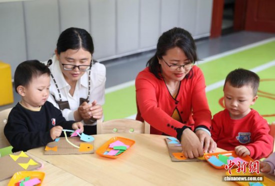 11月5日，小朋友在银川市金凤区湖畔嘉苑西区社区党群服务中心的“宝宝屋”里快乐玩耍。中新社记者 于晶 摄