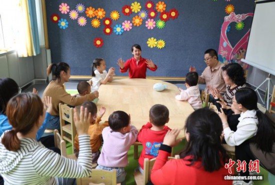 11月5日，小朋友在银川市金凤区湖畔嘉苑西区社区党群服务中心的“宝宝屋”里快乐玩耍。中新社记者 于晶 摄