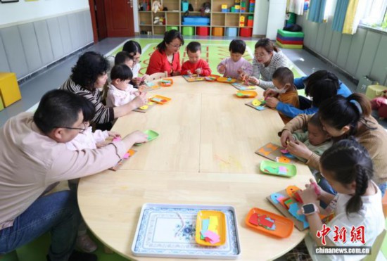 11月5日，小朋友在银川市金凤区湖畔嘉苑西区社区党群服务中心的“宝宝屋”里快乐玩耍。中新社记者 于晶 摄