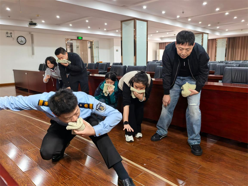 教官演示低姿势逃生动作