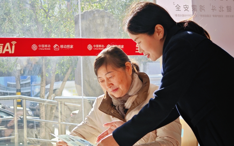 湖北移动开设“移动微课堂”，向老人讲解智能终端的使用方法。