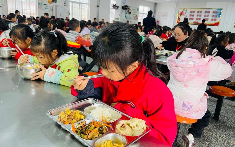 南化中心小学学生吃饭。