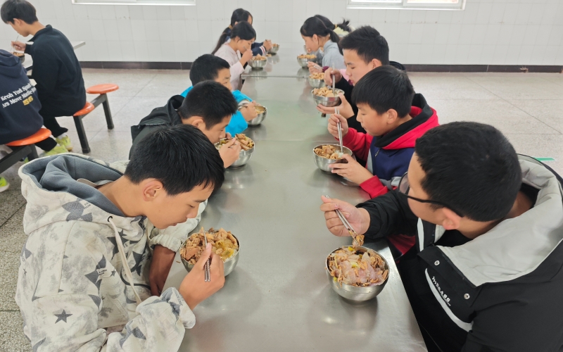 青山镇九年一贯制学校学生吃的校园餐 卫生、安全、可口、营养健康。