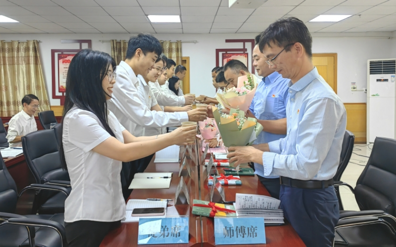 麻城市局“师带徒”拜师仪式现场。