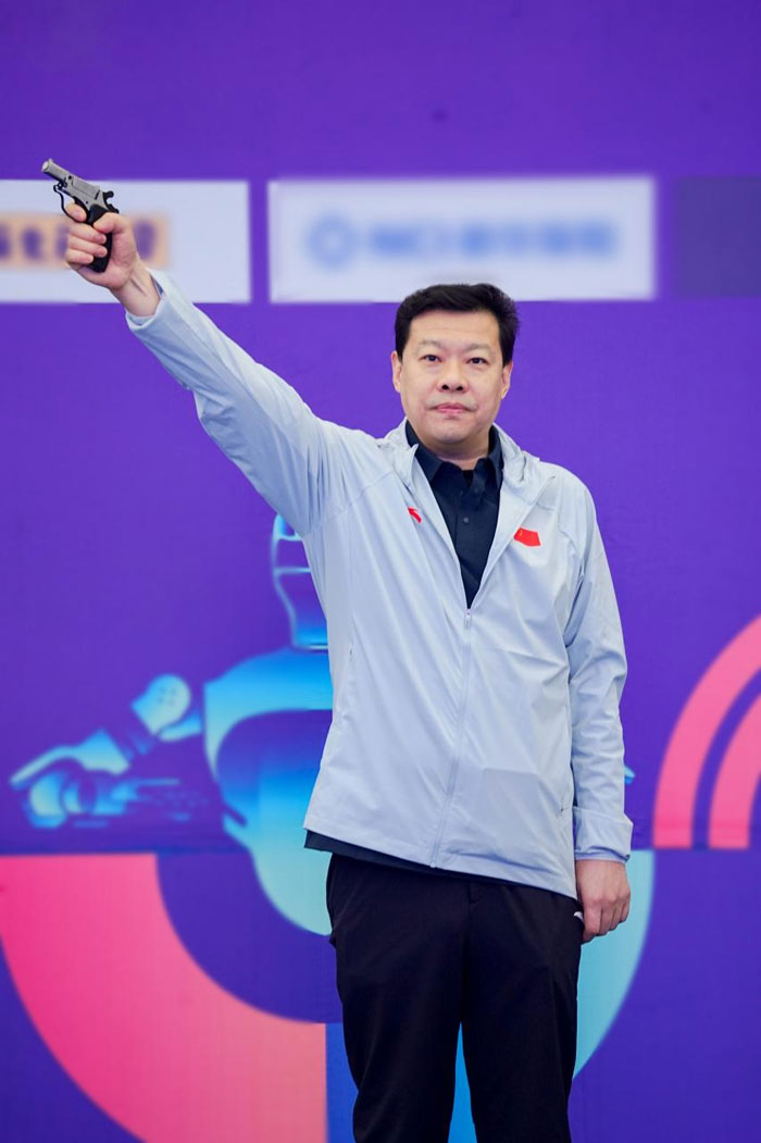 徽商银行党委副书记、行长孔庆龙鸣枪开赛。