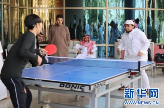 11月16日,中国和沙特学生在沙特苏尔坦亲王大学校园内举行的中沙青年文化交流活动上打乒乓球。记者 罗晨 摄