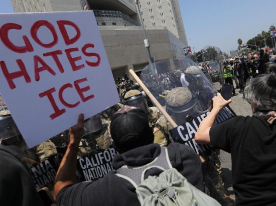 6月8日,在美国加利福尼亚州洛杉矶市中心的联邦执法机构门前,抗议者与国民警卫队人员对峙。新华社发(邱晨摄)