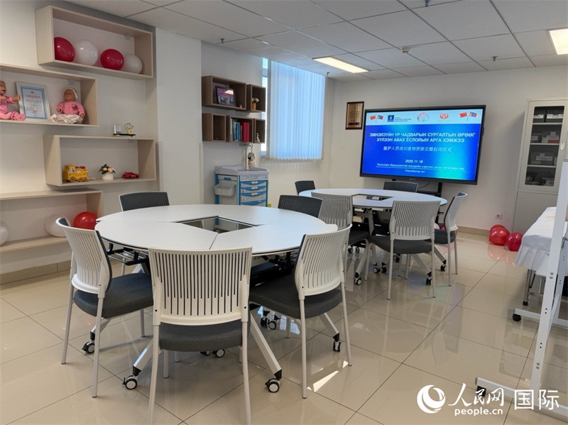 中方捐赠的临床技能室。人民网记者 张朋辉摄