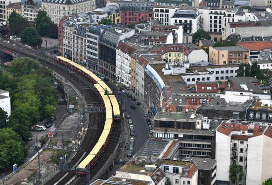 2023年5月23日,列车在德国柏林市区行驶。新华社记者任鹏飞摄