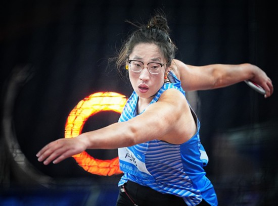 冯彬获得女子铁饼金牌