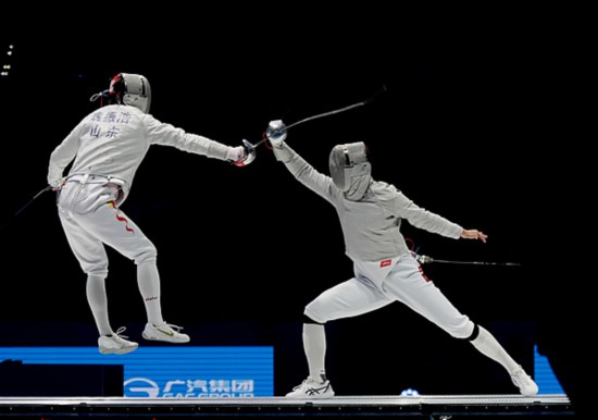 男子佩剑个人决赛中,山东选手魏振浩战胜香港选手获得冠军