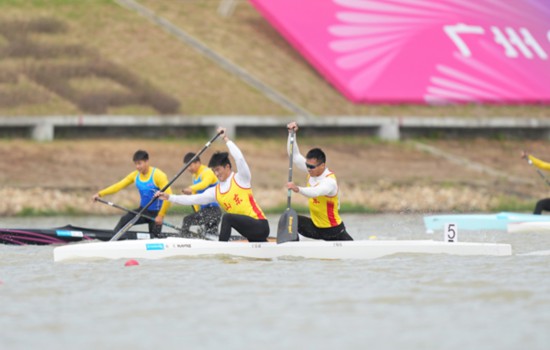 山东队组合于岳斌(右二)/于陈伟(右一)夺得男子1000米双人划艇金牌