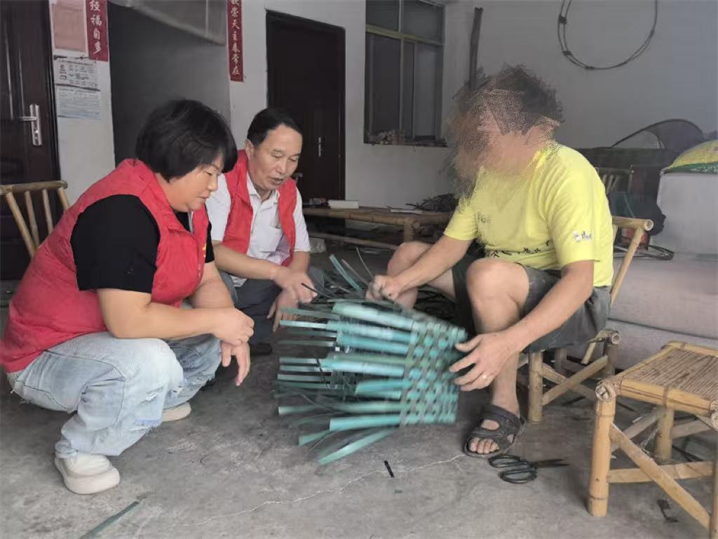 志愿者走访慰问聋哑村民