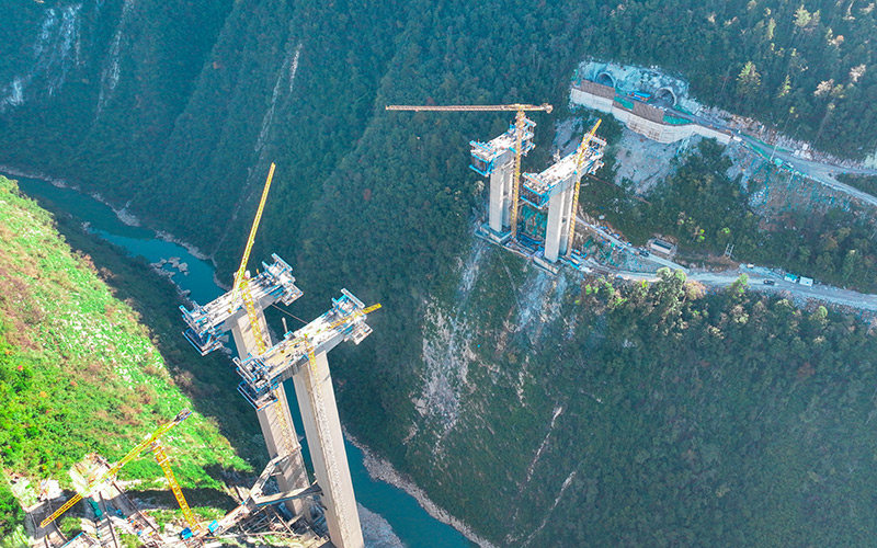 小模隧道出口，利咸高速大河特大桥所处大河峡谷，属于唐崖河省级风景名胜区核心区。