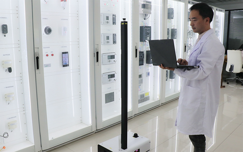 11月20日，国网湖北电力员工为待入网简易机器人进行检测。刘超摄