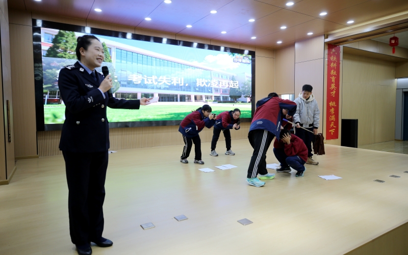 洪山中学学生表演“向学生欺凌大声说不”情景剧。