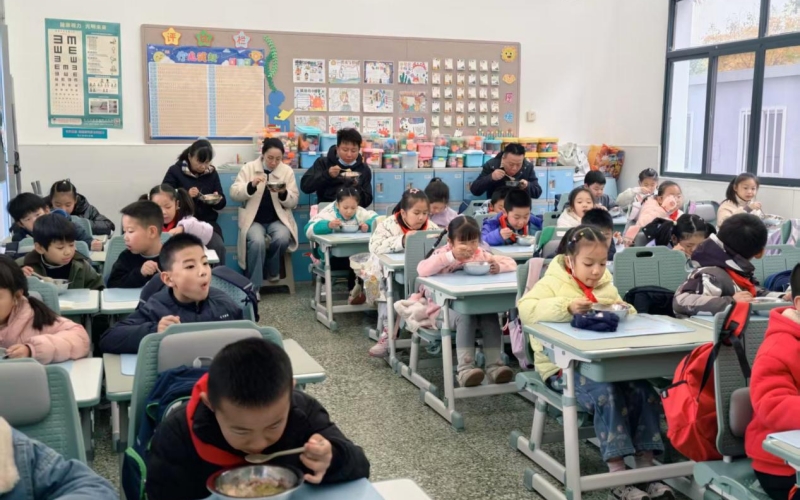 武昌区人大代表、政协委员走进小学,体验校园陪餐。