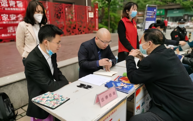 法律援助工作站成员为社区居民提供法律咨询。学校供图