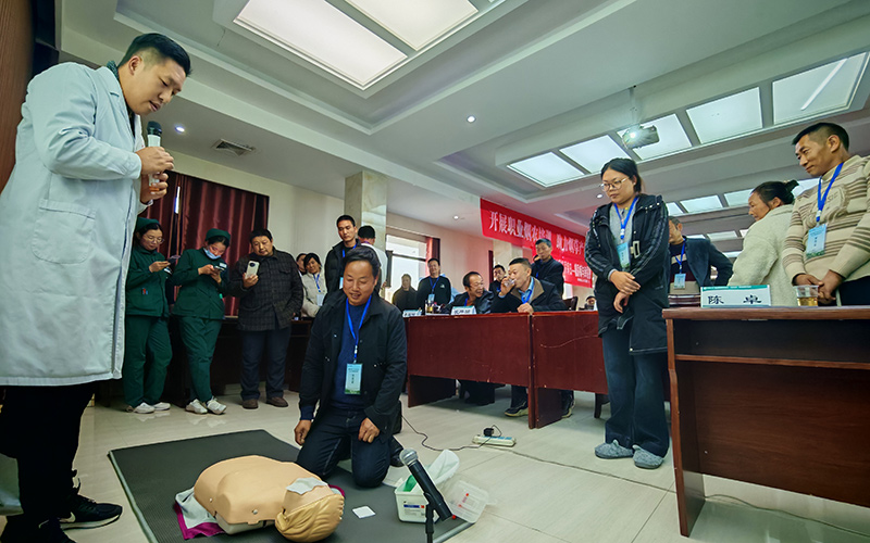 急救知识培训场景。