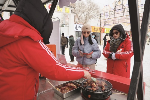 游客在“冰雪烤肉”体验区品尝烤肉。齐齐哈尔市委宣传部供图