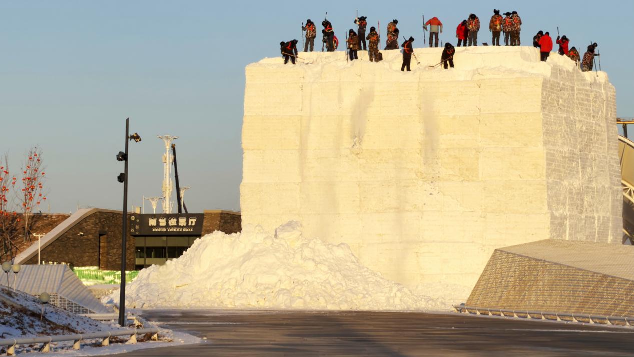 雪雕“童话小马一家”建设中。图片由哈尔滨冰雪大世界提供