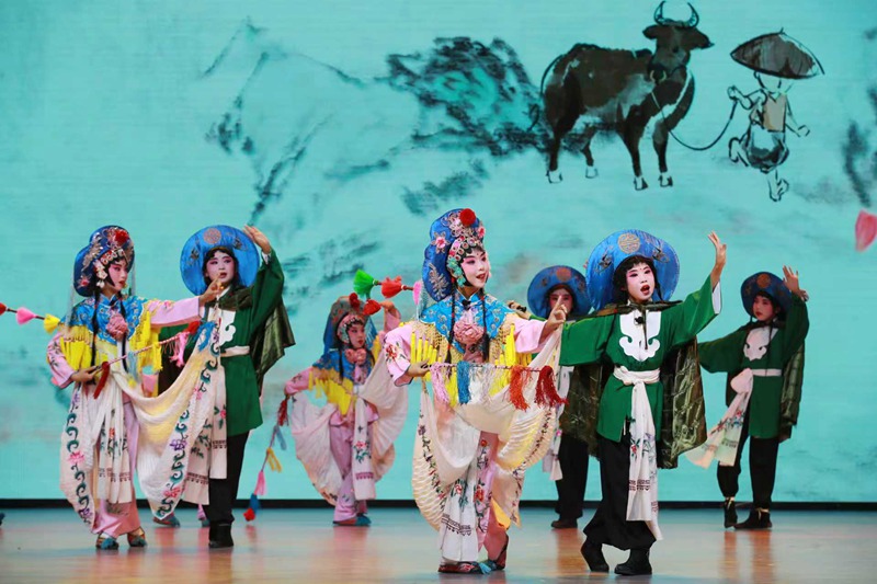 北京市东城区举办首届美育节教育教学成果展。徐鹏摄