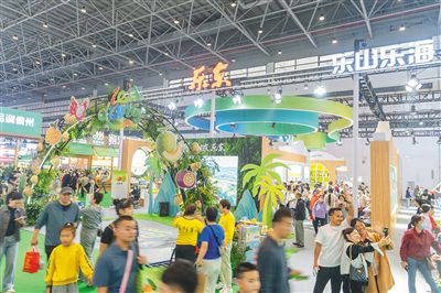冬交会乐东展馆内，观展市民络绎不绝。海南日报全媒体记者 袁琛 摄