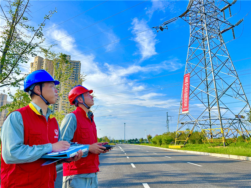 国网鄂州供电公司检修人员对220千伏鄂庄三回线和鄂光二回线重点区段进行红外测温、无人机巡检，确保电网运行安全。孟长生摄