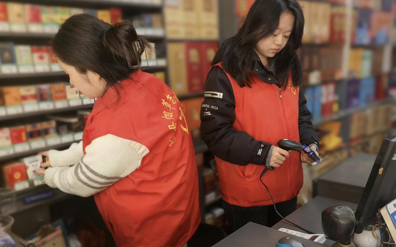 志愿者们帮忙整理货架。