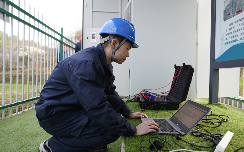 国网湖北电力员工在构网型储能“黑启动”试验现场监测微电网运行参数及电压曲线。郝金鑫摄