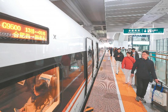 2025年12月30日，合肥西站，乘客正在登车。