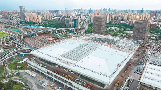 2025年6月26日，合肥西站东侧站房3100吨屋盖钢结构精准提升至41.138米高空，与西侧站房成功对接，合肥西站正式成型。