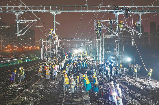 2025年11月7日凌晨3时55分，经过中铁二十四局800余名建设者持续300分钟的协同奋战，新建合肥西站剩余12条到发线和相关信号设备开通，标志着合肥西站共18条到发线、586处信号设备全部启用。