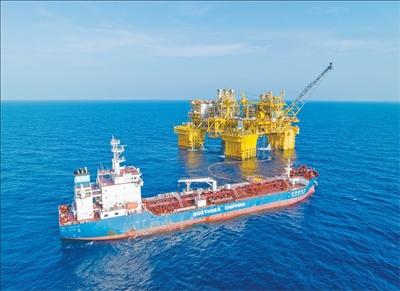 图为穿梭油轮与“深海一号”能源站对接输油。中国海油供图(新华社发)