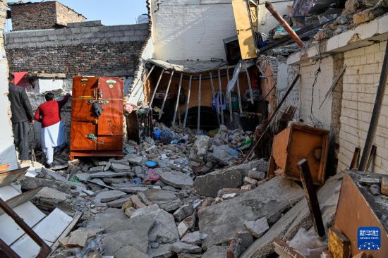 　　1月11日，在巴基斯坦首都伊斯兰堡，工作人员查看煤气罐爆炸事故现场。新华社/美联