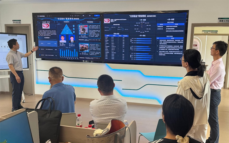 党支部书记讲解党建数智看板。