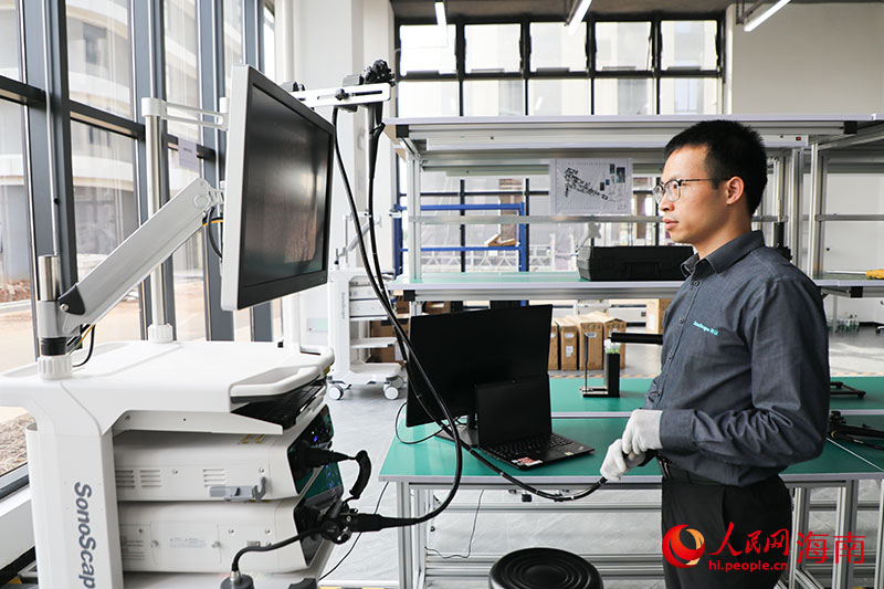 工作人员正在调试设备。人民网记者 牛良玉摄