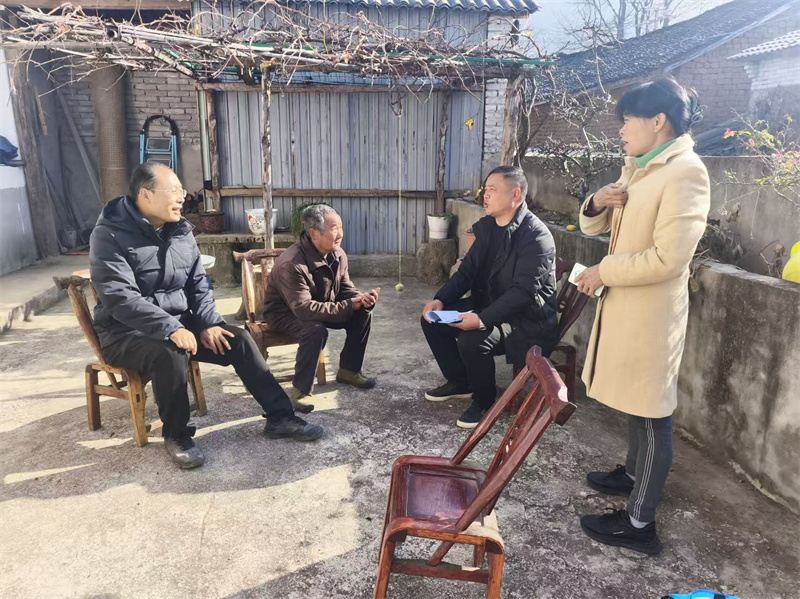 工作专班面对面倾听群众心声呼声,收集意见诉求。江远清摄