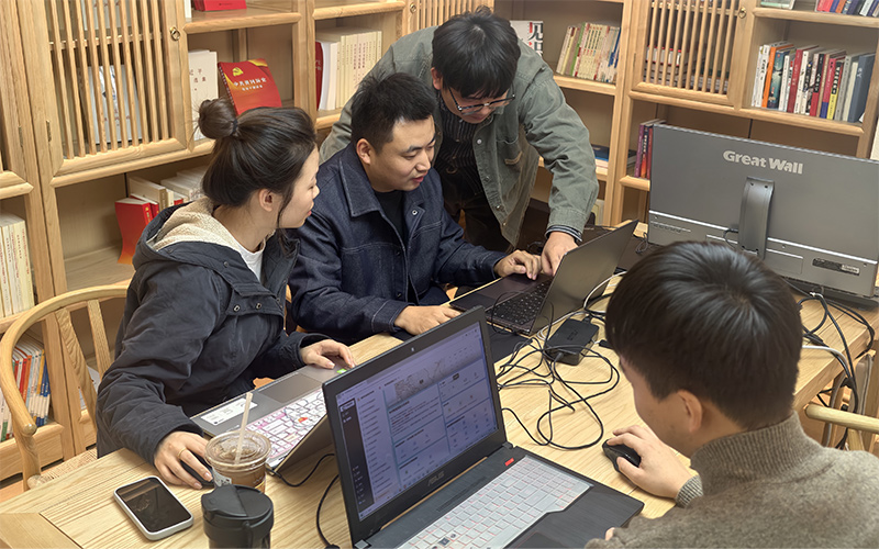 “送课上门”培训现场,讲师正认真指导员工实操演练。