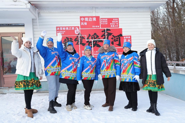 3俄罗斯游客在绥芬河。牡丹江市委新闻中心供图