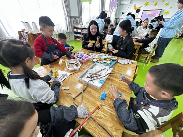 中俄学生在做木工体验课。牡丹江市委新闻中心供图