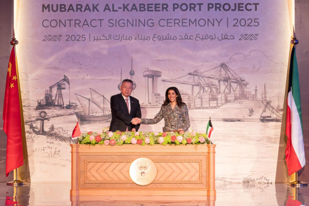仪式现场，中科双方签署大穆巴拉克港一期EPC项目合同。中国交建供图