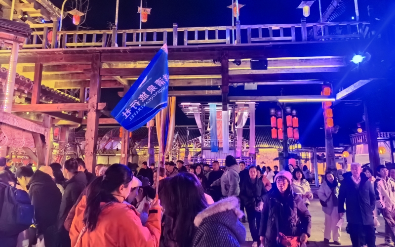 高铁首发体验团的游客正在莫愁村游玩。汪龙摄