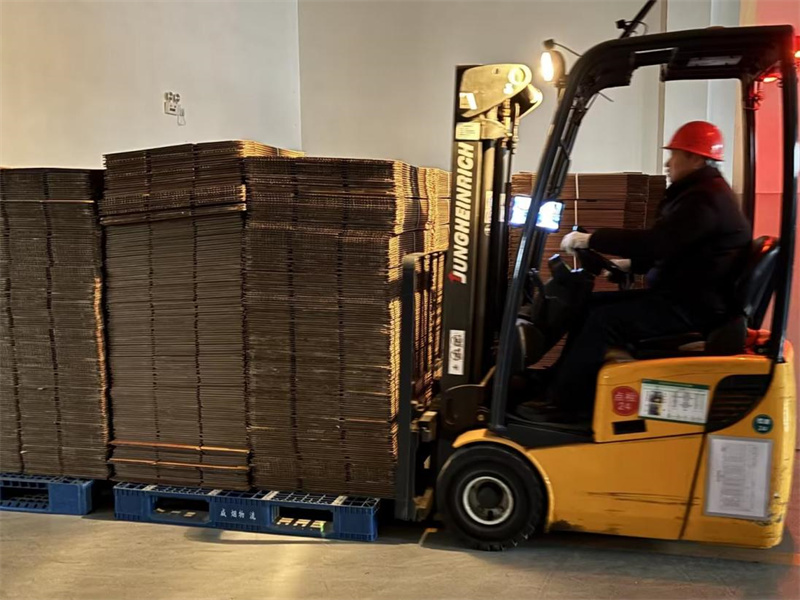 物流中心储配工人回收分拣包装箱