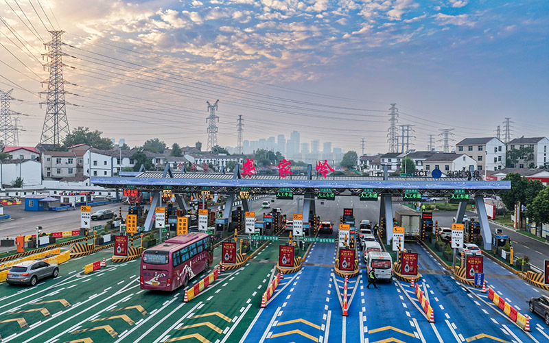 龚家岭收费站路域环境全面焕新,勾勒出江城“东大门”的温暖轮廓。