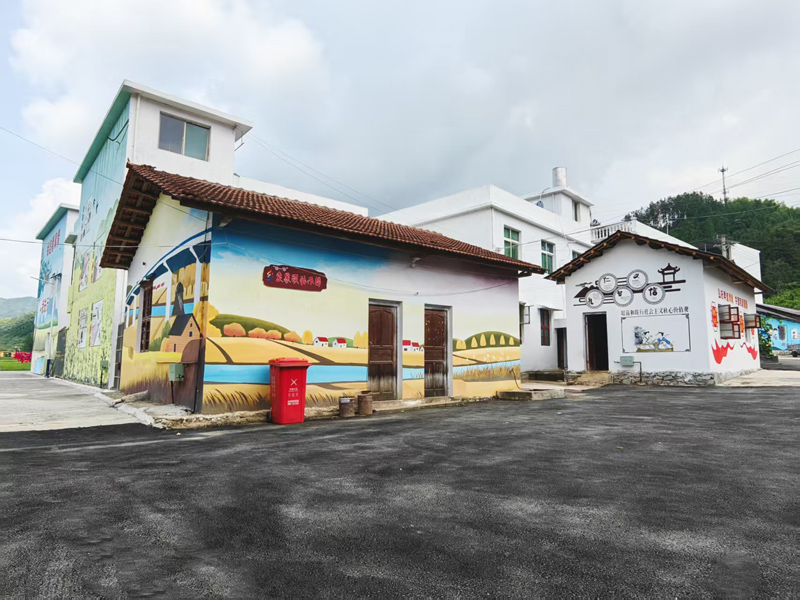 风光墙画的乡村民居。唐成摄